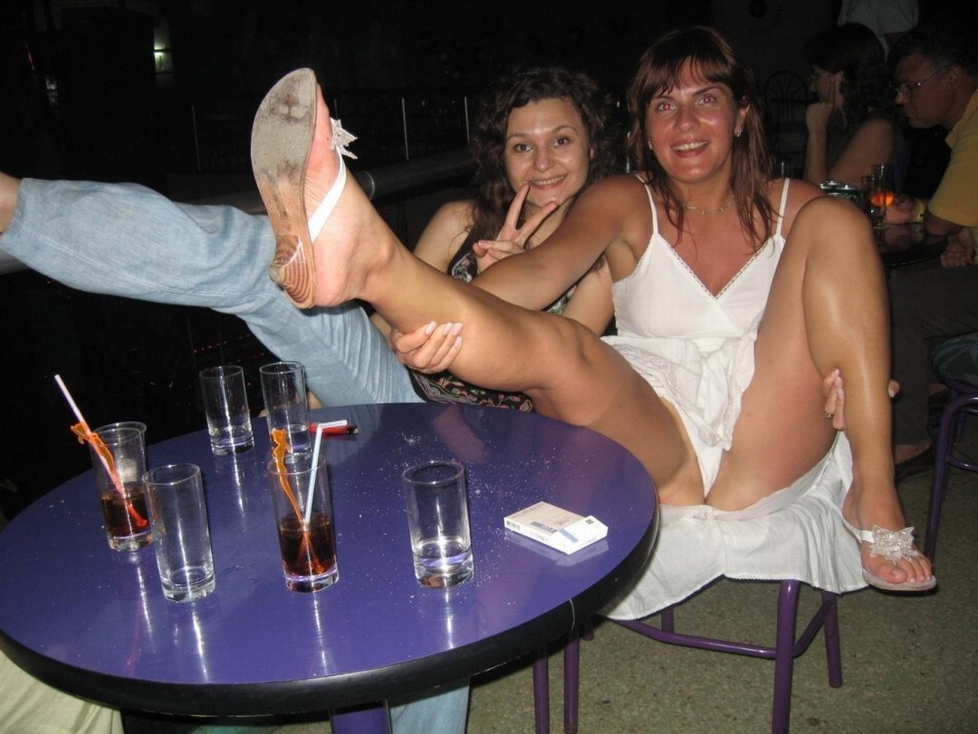 Chicas borrachas sin bragas en fiestas