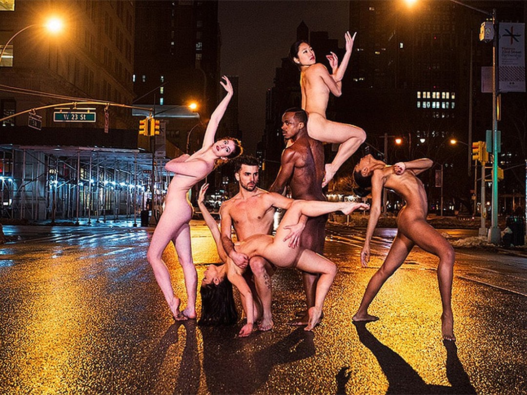 La gente desnuda baila en la calle