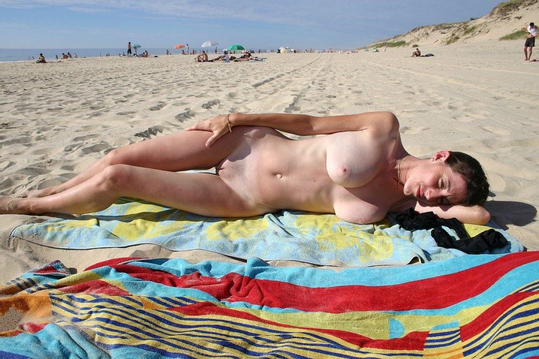 Hermosos nudistas en la playa