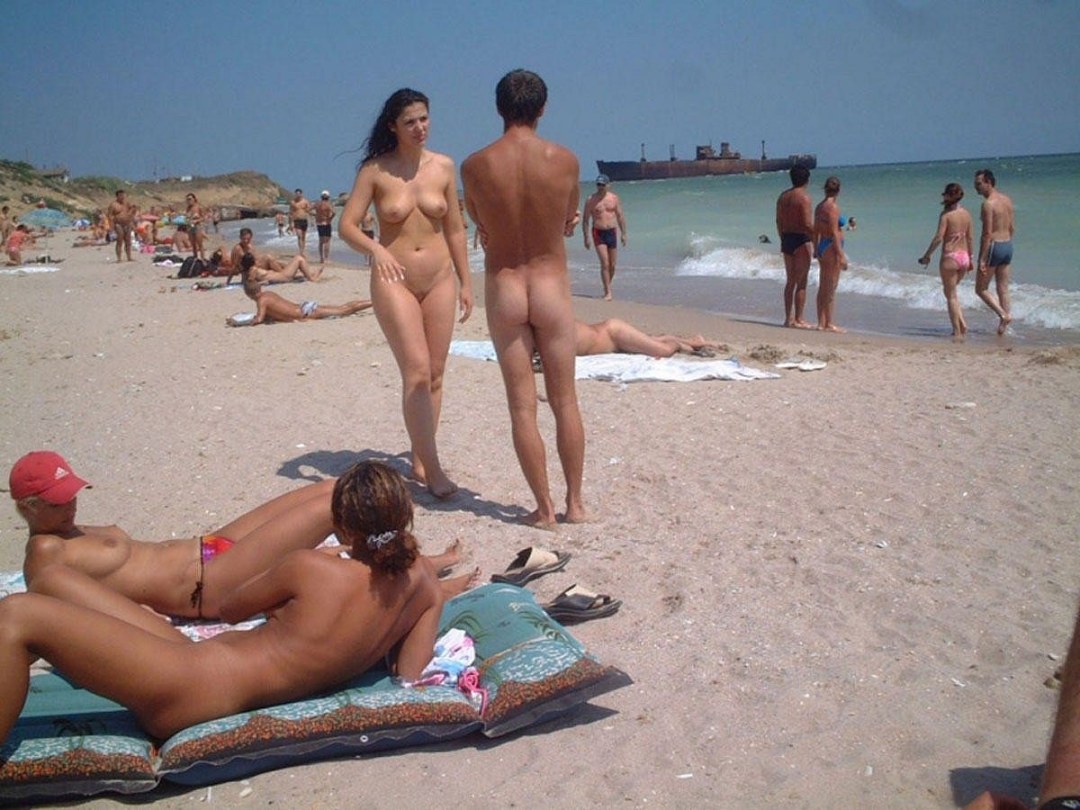 Entretenimiento en una playa nudista