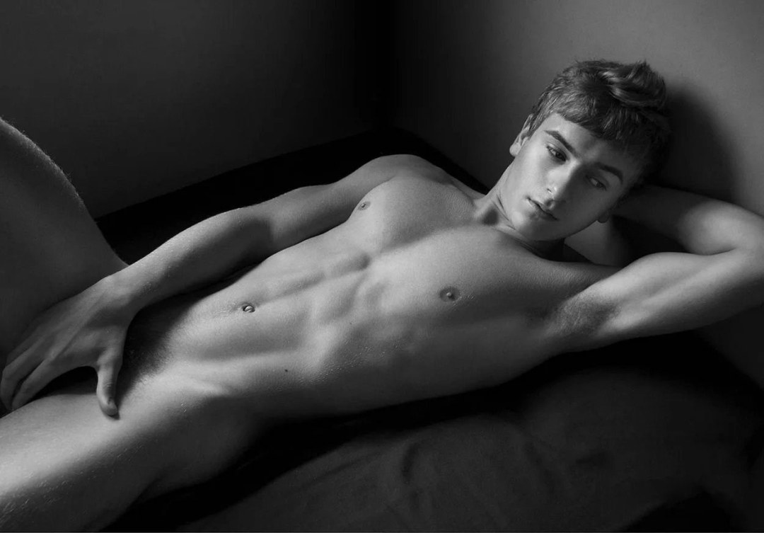 Jóvenes hermosos chicos desnudos