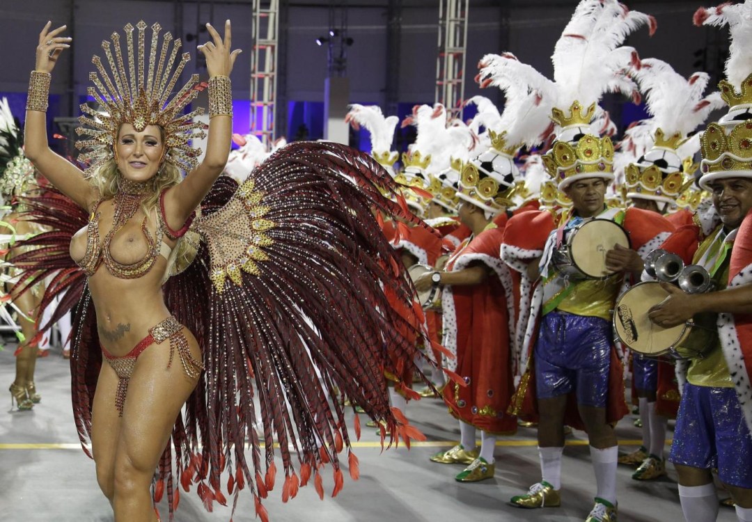 Sulteros brasileños en el carnaval en Río de Janeiro