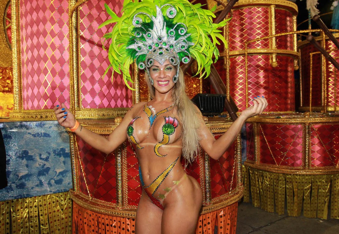 Brasileños desnudos en el carnaval