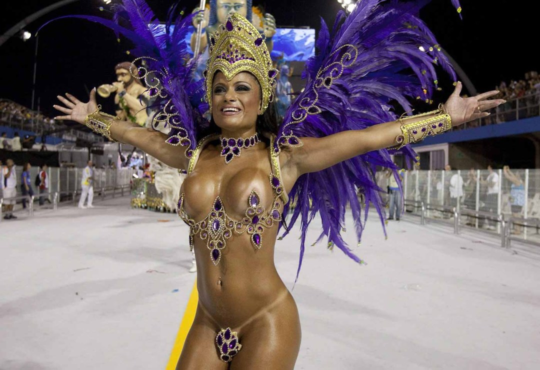 Brasileños en el carnaval en Río de Janeiro desnudo