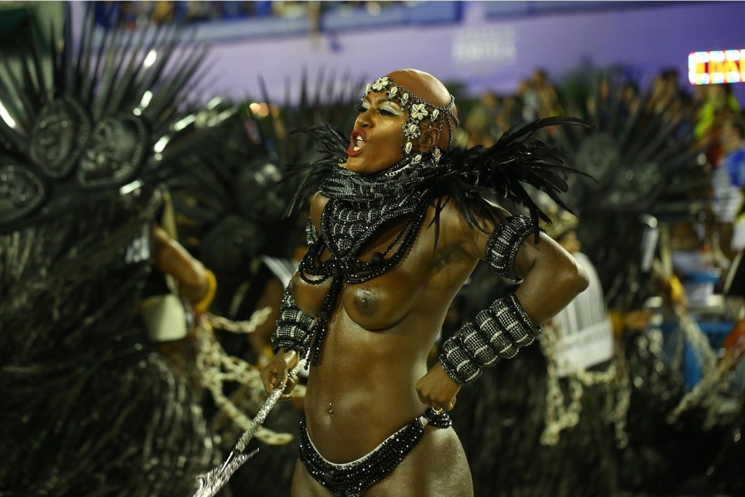 Brasileños desnudos en el carnaval en Río
