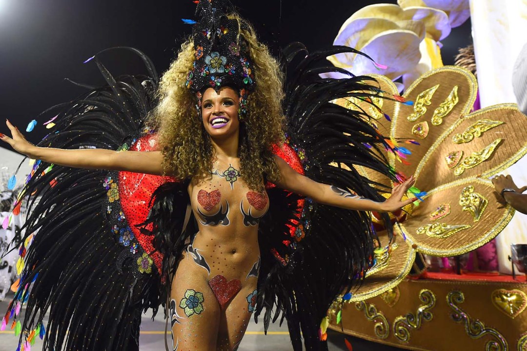 Andrea Martins Brasili Carnaval desnudo