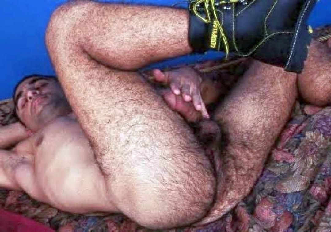 El hombre turco de miedo peludo va a nadar desnudo