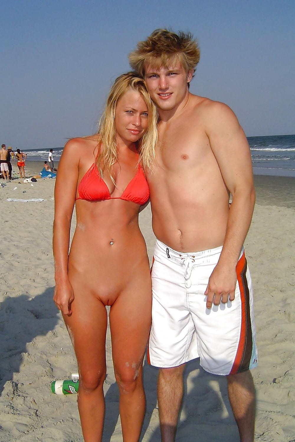 Vestido sin bragas en la playa
