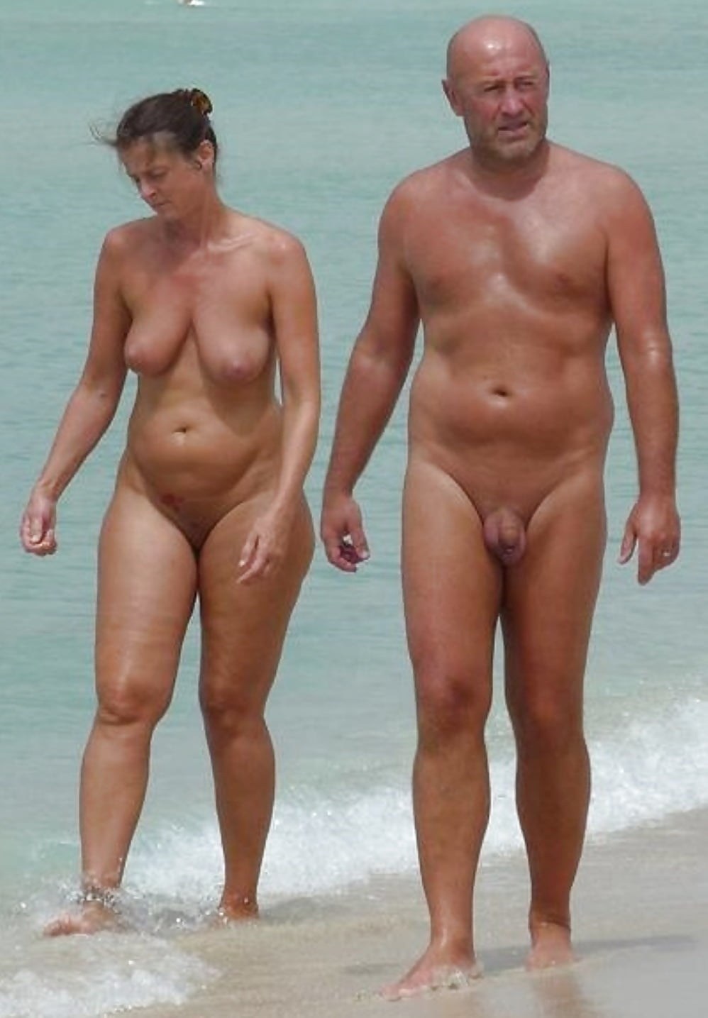 Nudistas desnudos con hombres