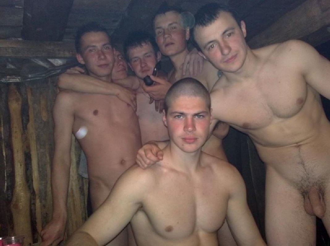 Chicos desnudos en un baño ruso