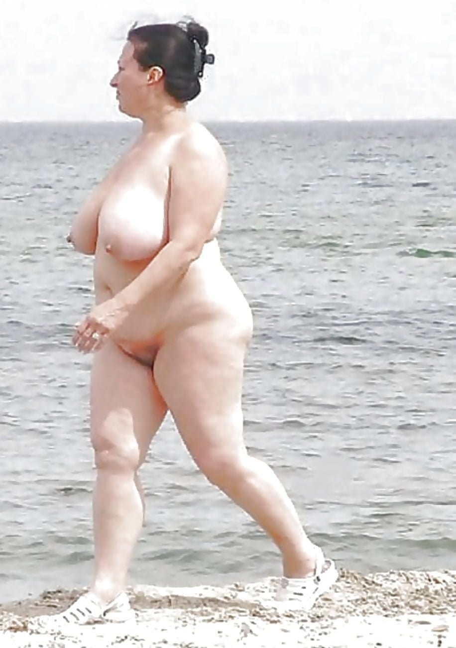 Mujeres desnudas gordas en la playa