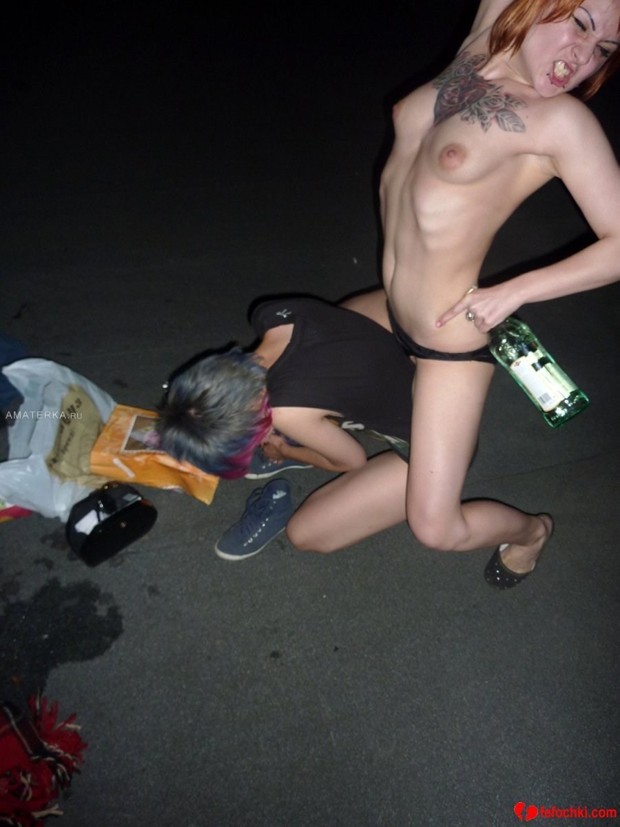 Chicas jóvenes borrachas desnudas