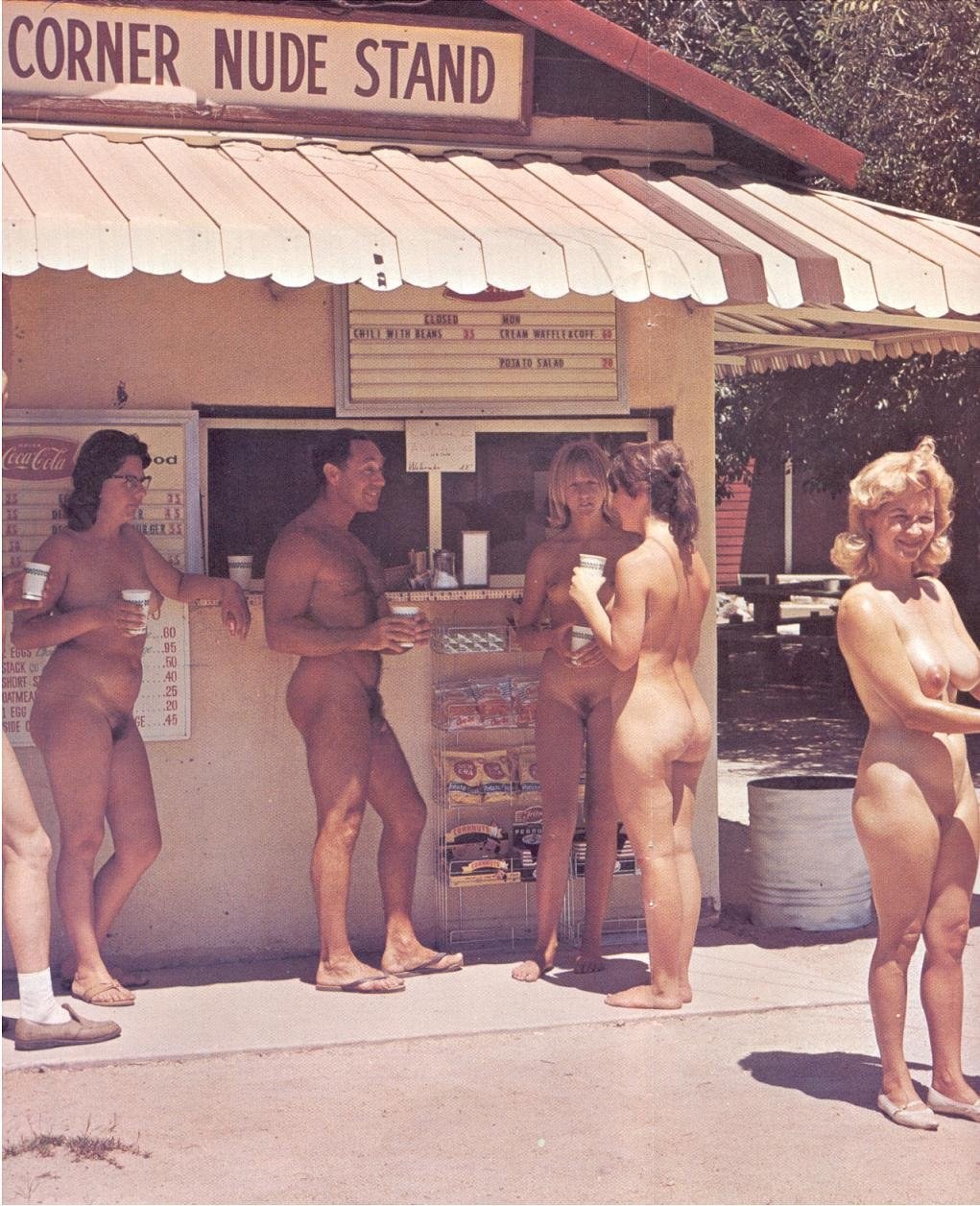 Mujeres desnudas en la piscina retro