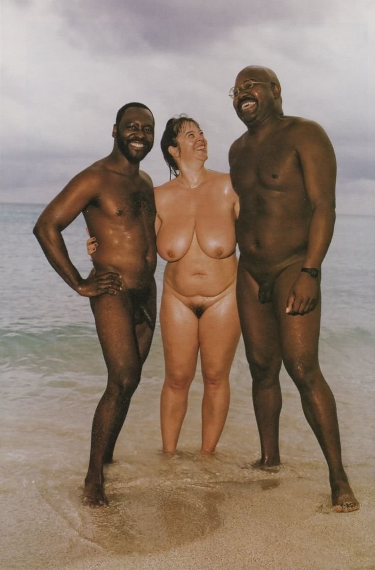 Vapores desnudos negros en la playa