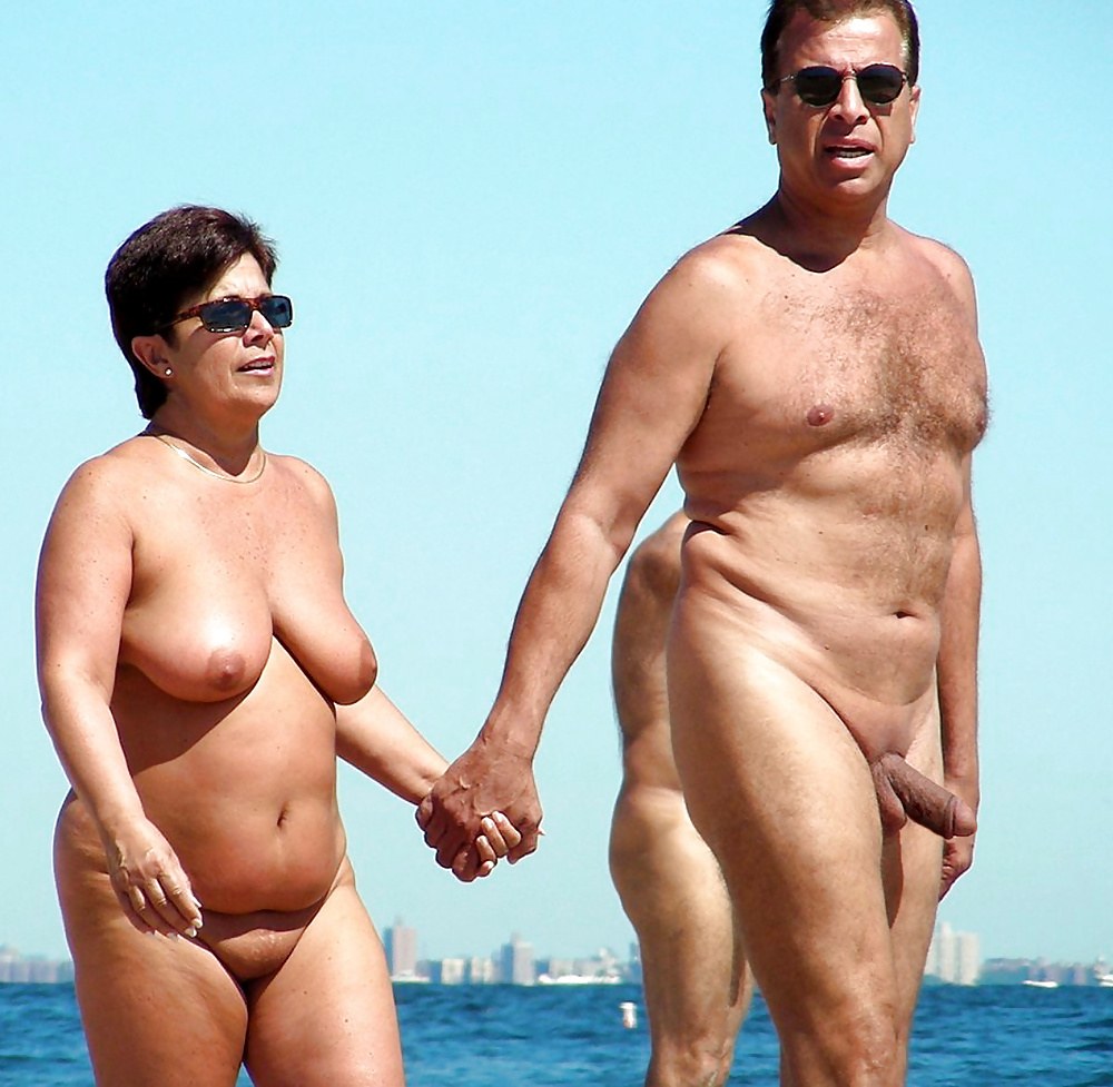 Hombres y mujeres desnudos en la playa