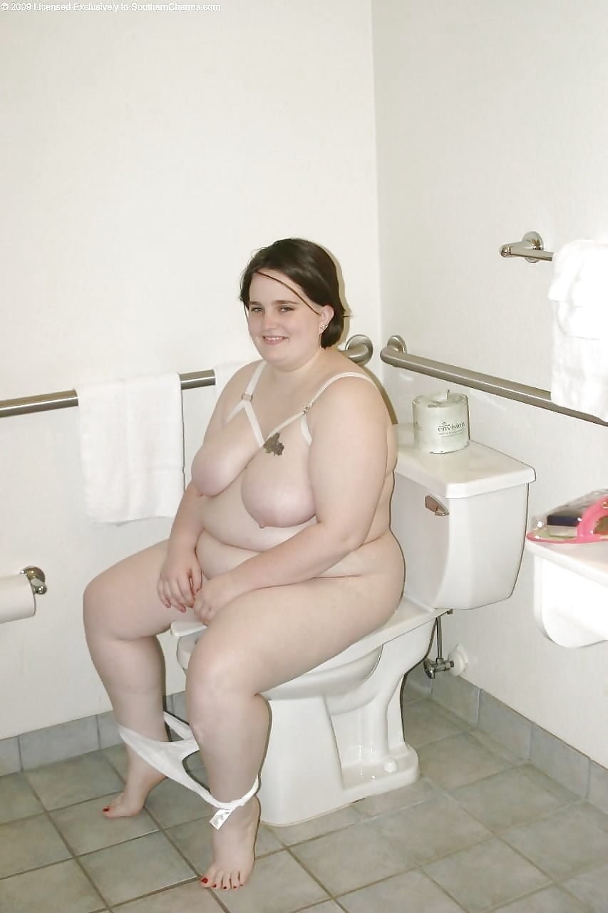 Mujer gorda desnuda en el baño