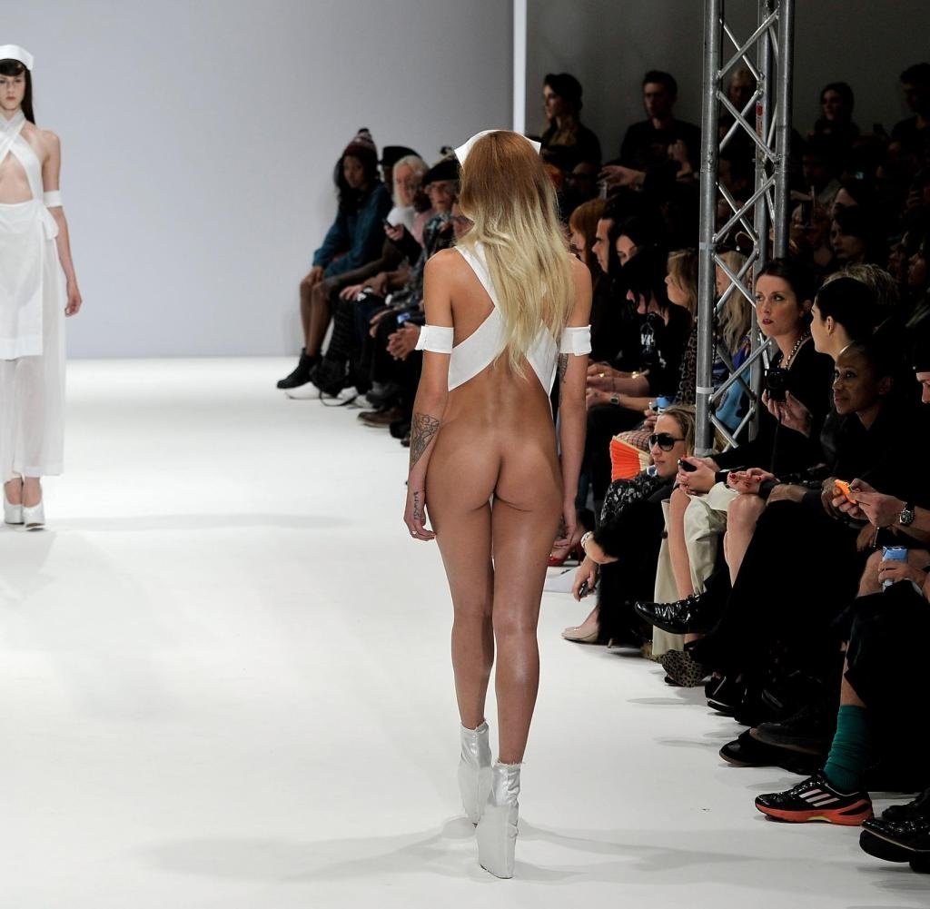 Chicas en la pasarela desnuda