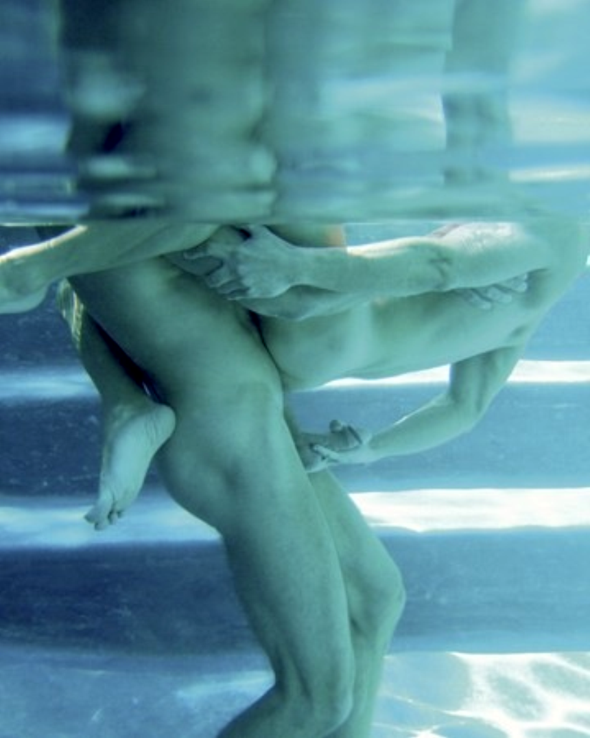 Hombre desnudo bajo el agua