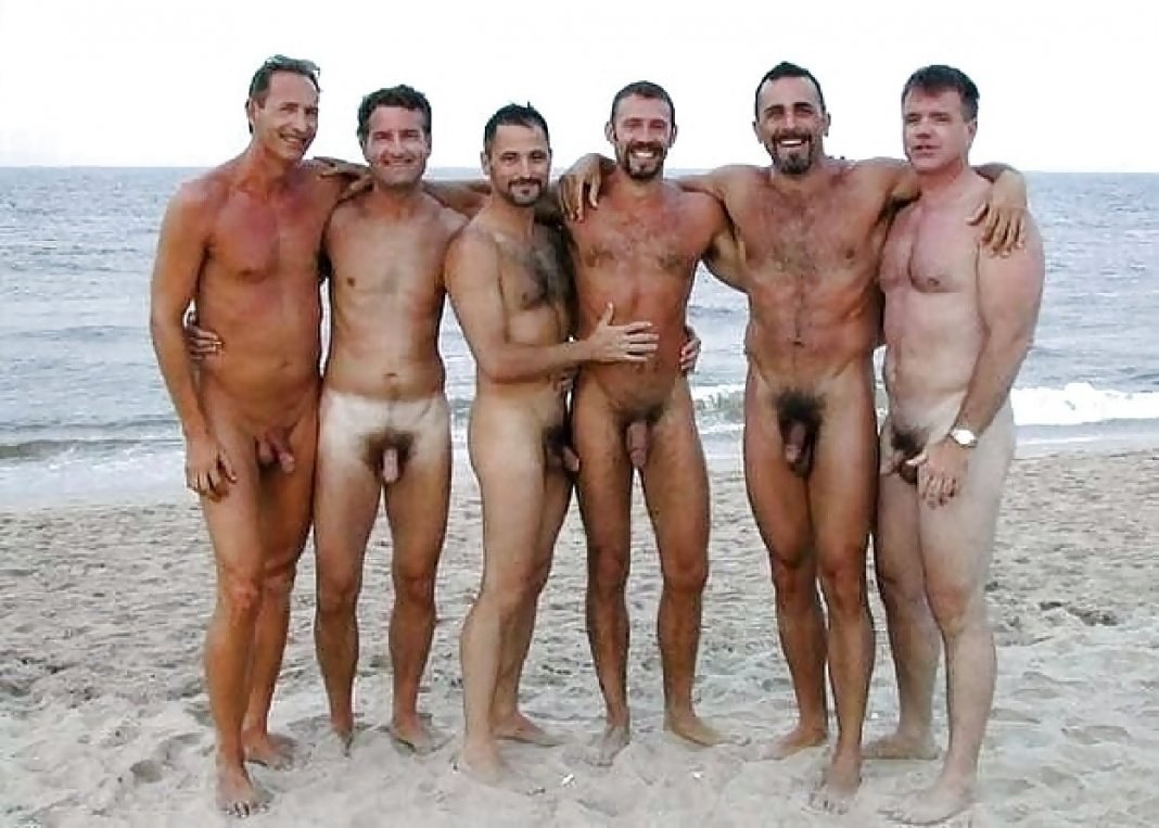 Chicos peludos desnudos en la playa