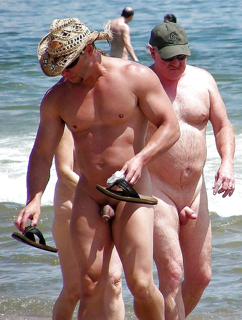 Nudistas desnudos en la naturaleza