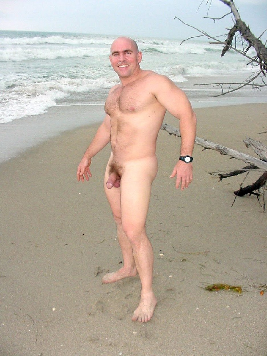 Chicos peludos desnudos en la playa