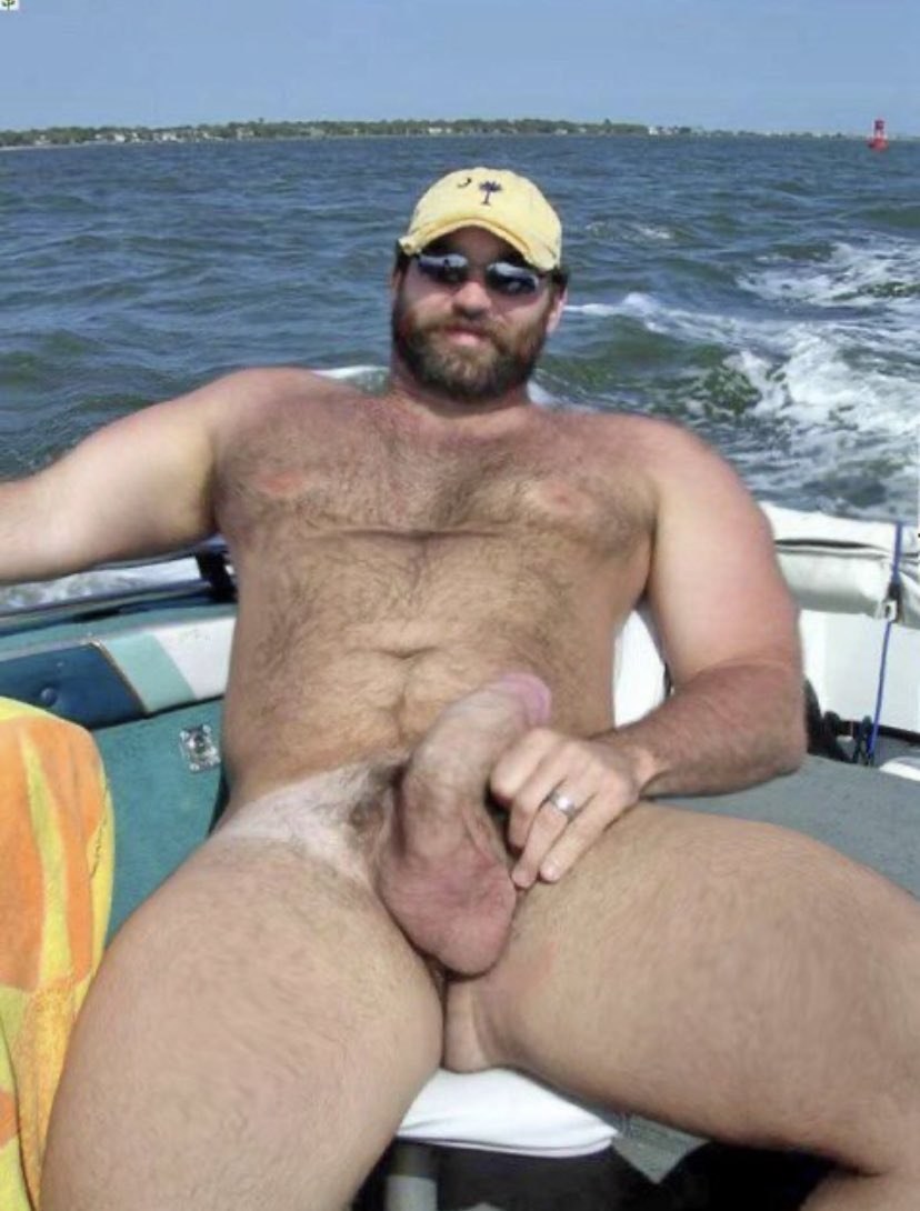 Hombres adultos peludos desnudos en las playas