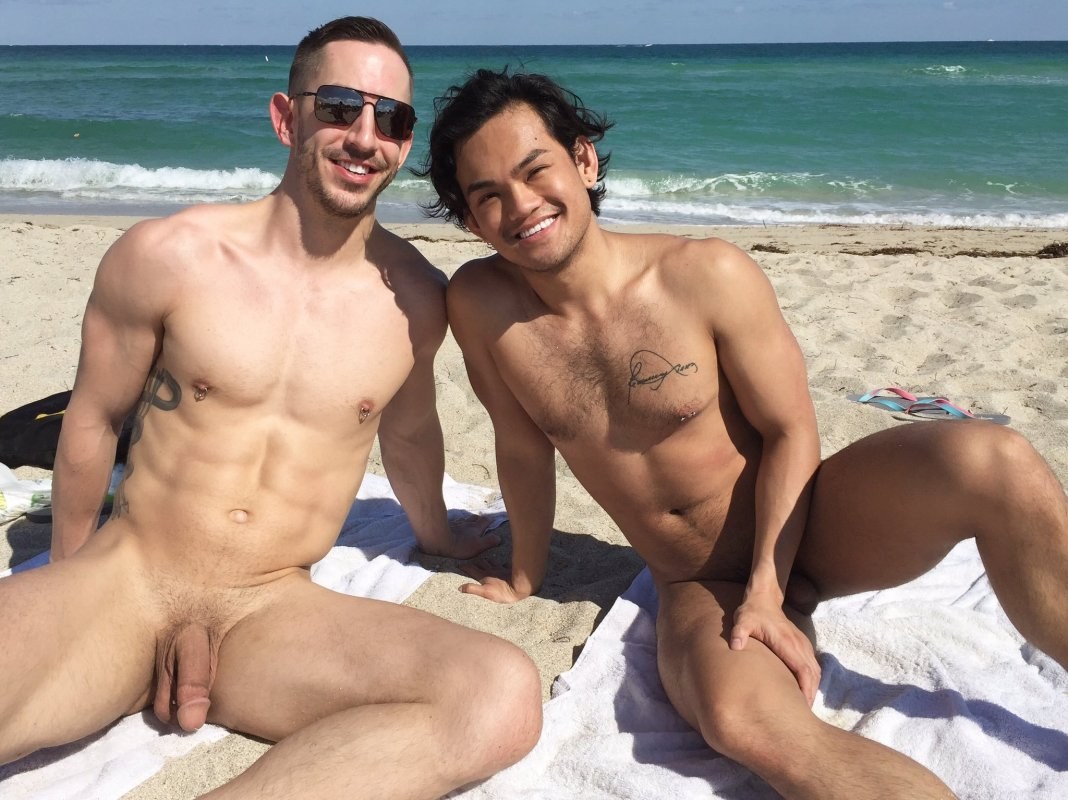 Jóvenes desnudos en la playa