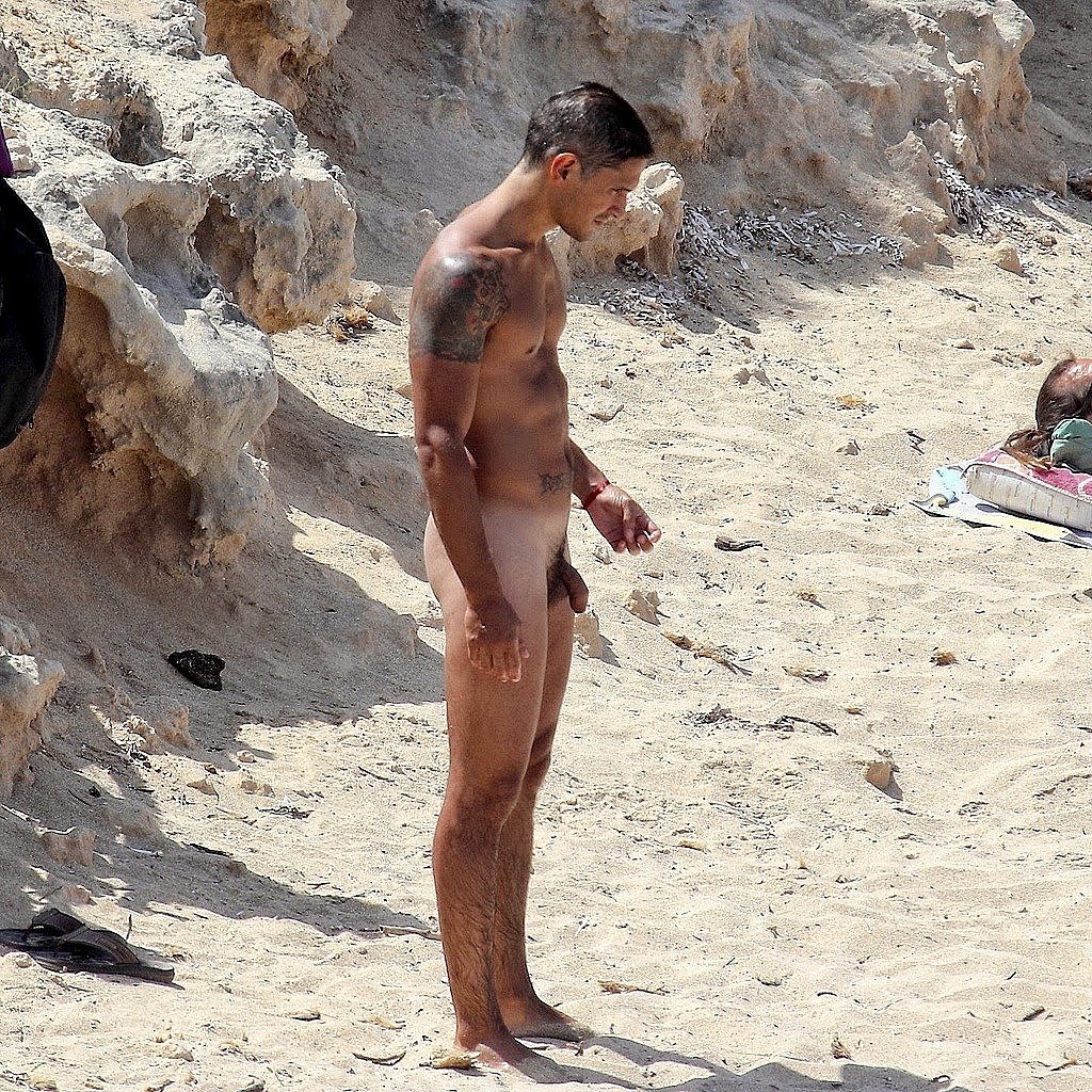 Desnudez masculina en la playa