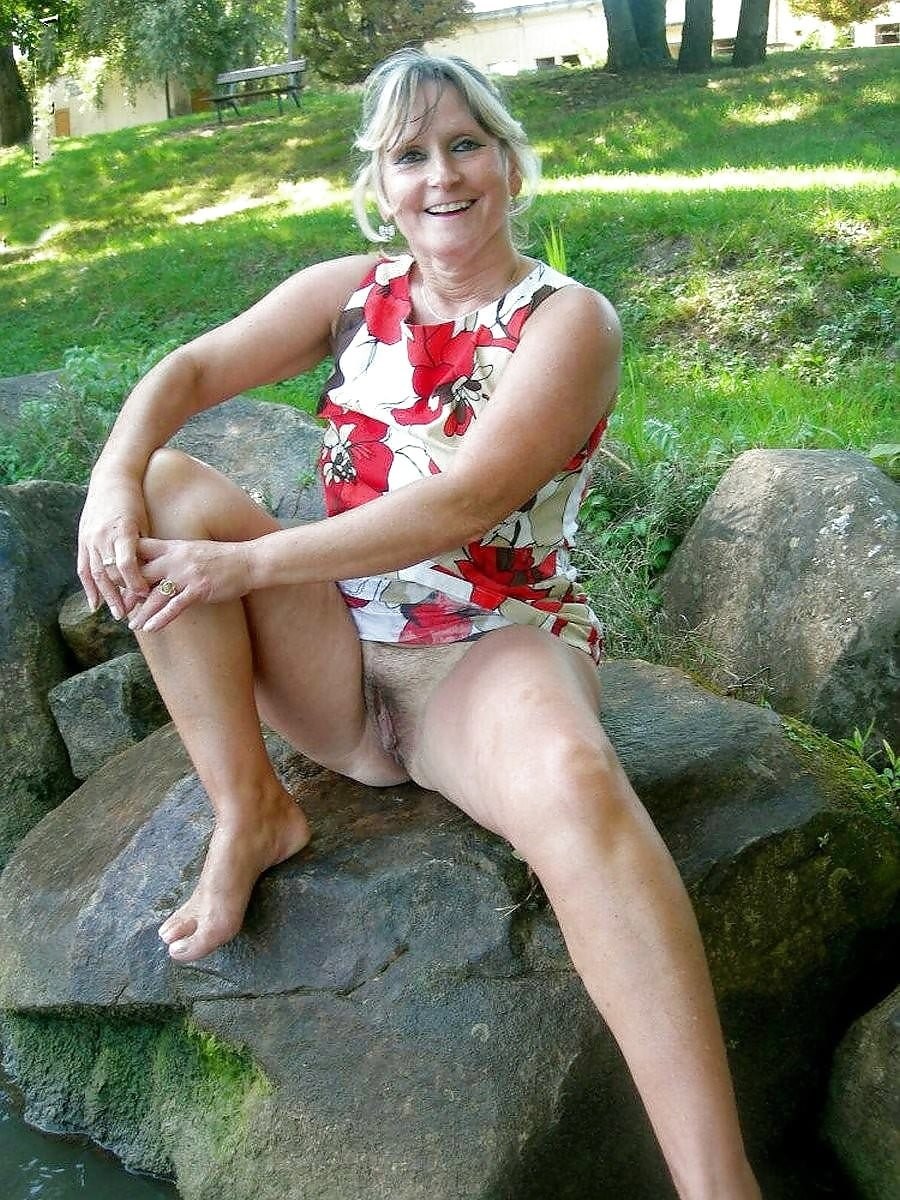 Damas en la edad sin bragas