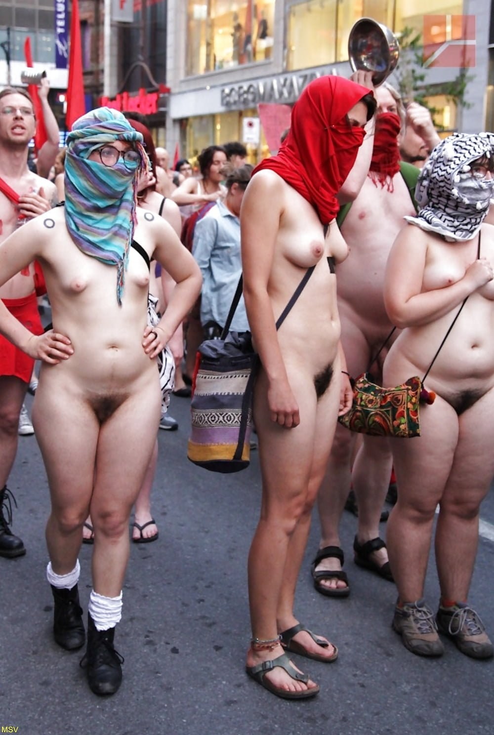 Mujeres desnudas en el festival
