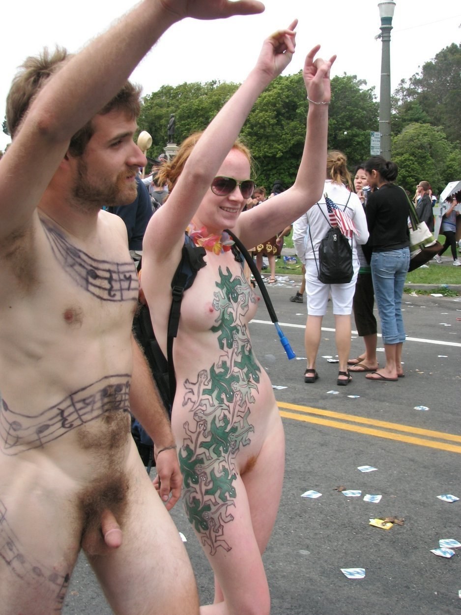 Mujeres desnudas en el festival