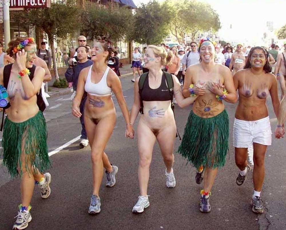 Desfile del festival de hombres desnudos