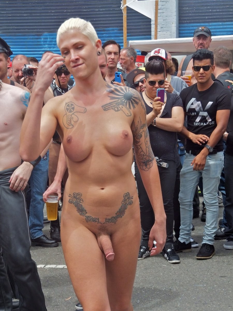 Desfile de hombres y mujeres desnudos