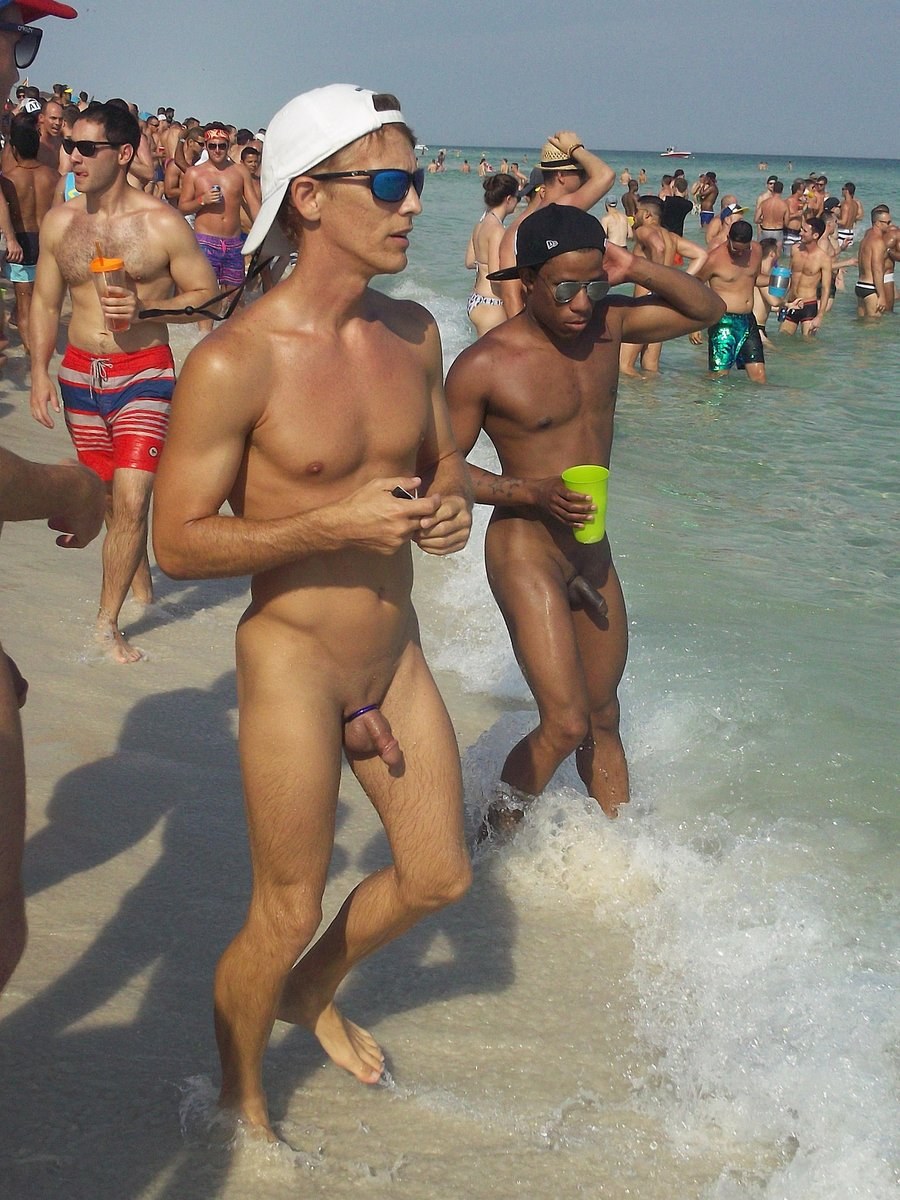 Chico desnudo en una playa pública