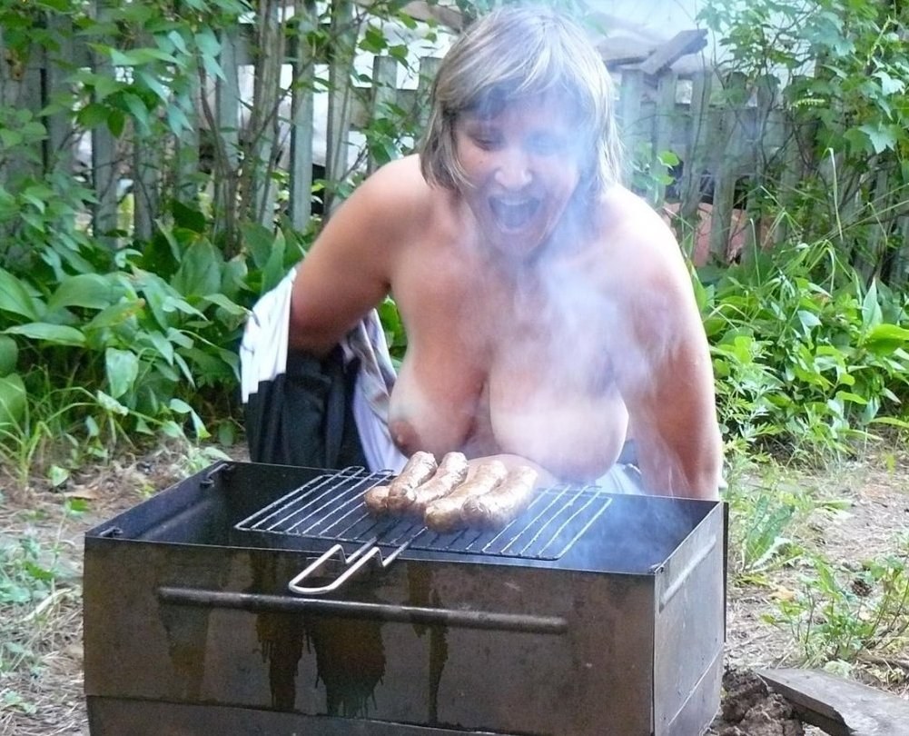 Chica desnuda en barbacoa en el país