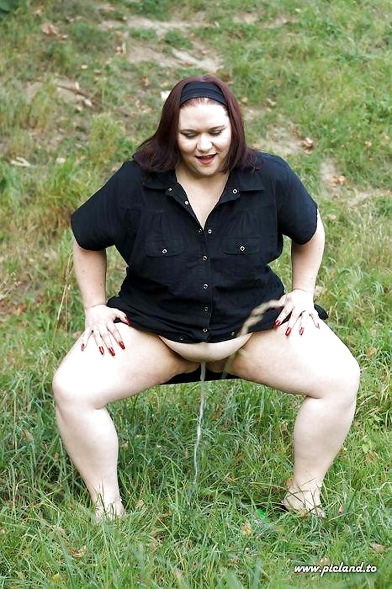Femenina orina en la naturaleza