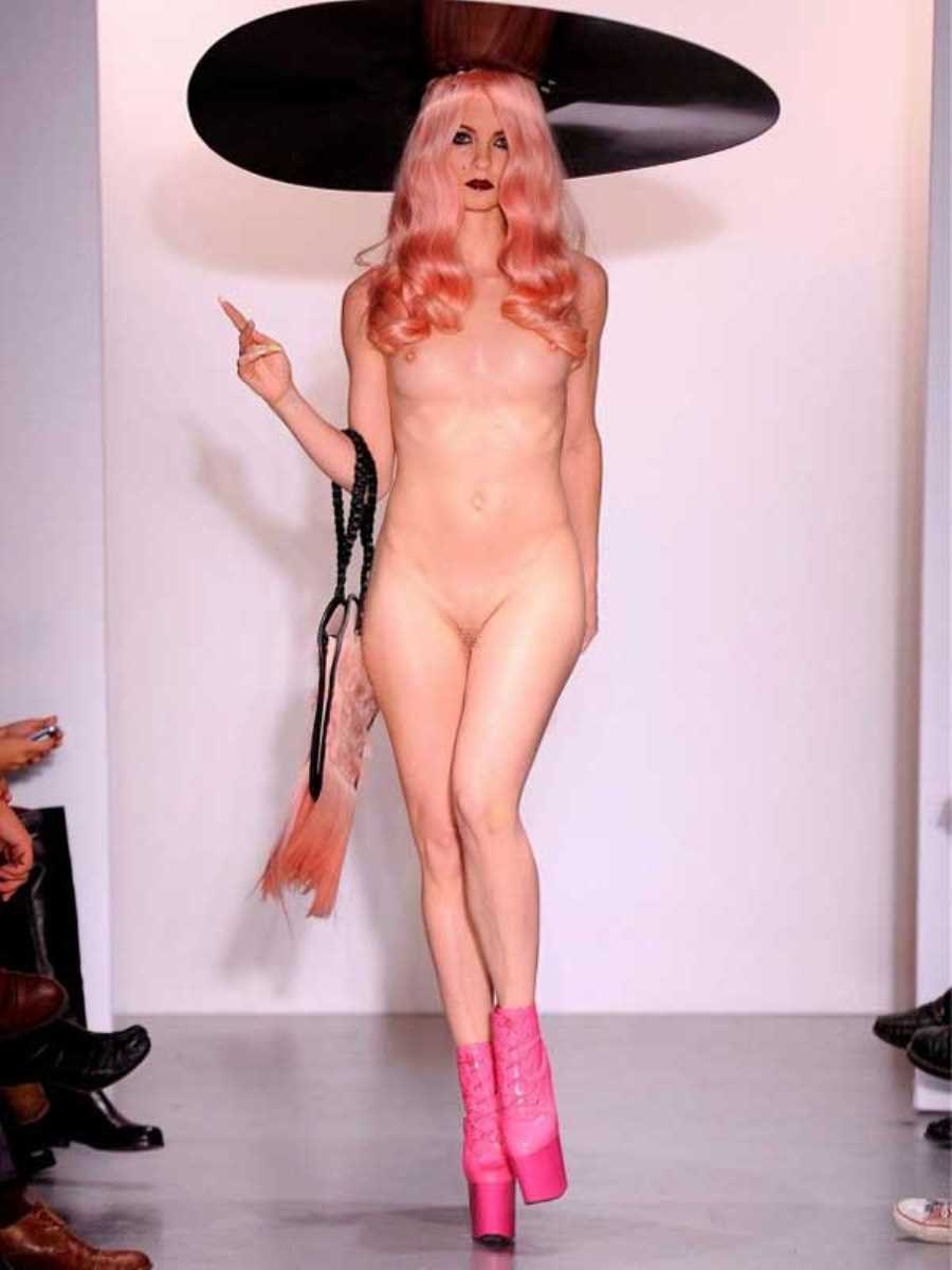 Moda desnuda Charlie le Mind