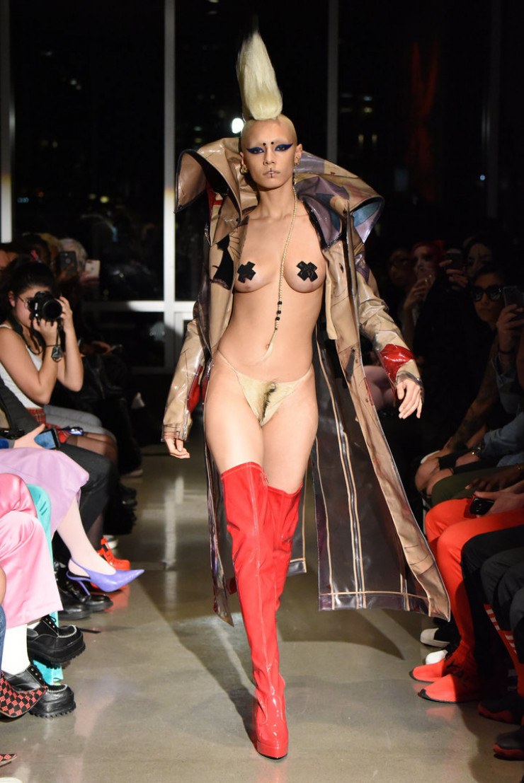 Moda desnuda Charlie le Mind