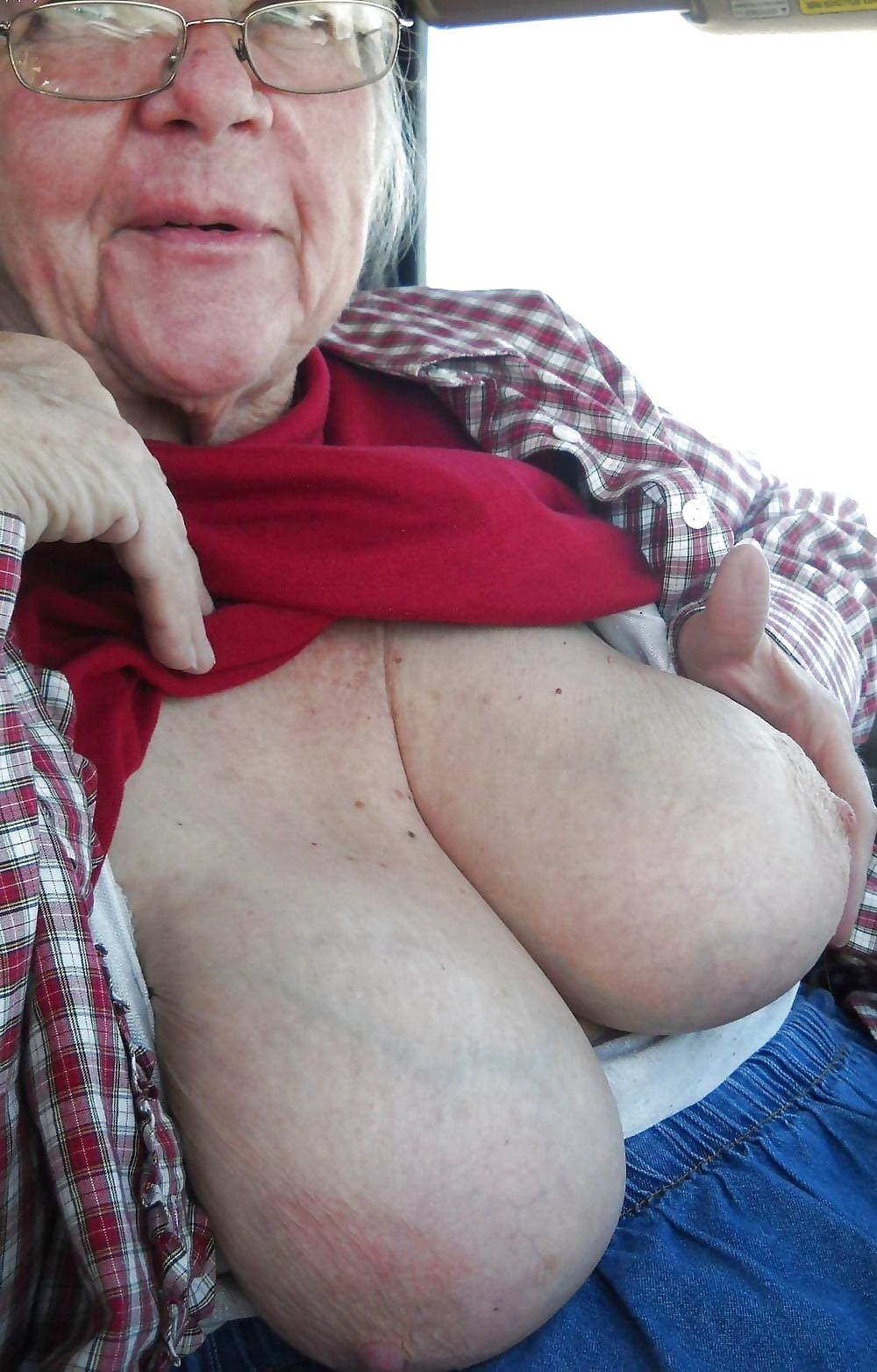Abuelas con enormes tetas