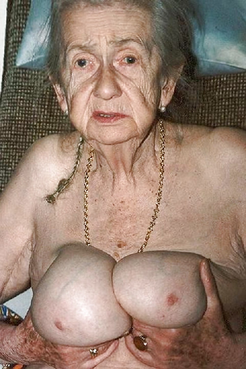 Tetas de abuelas muy antiguas