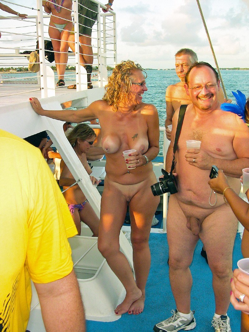 Mujeres desnudas en un crucero
