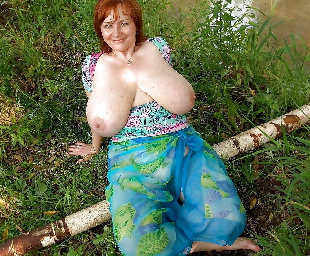 Enormes tetas de una mujer en el jardín