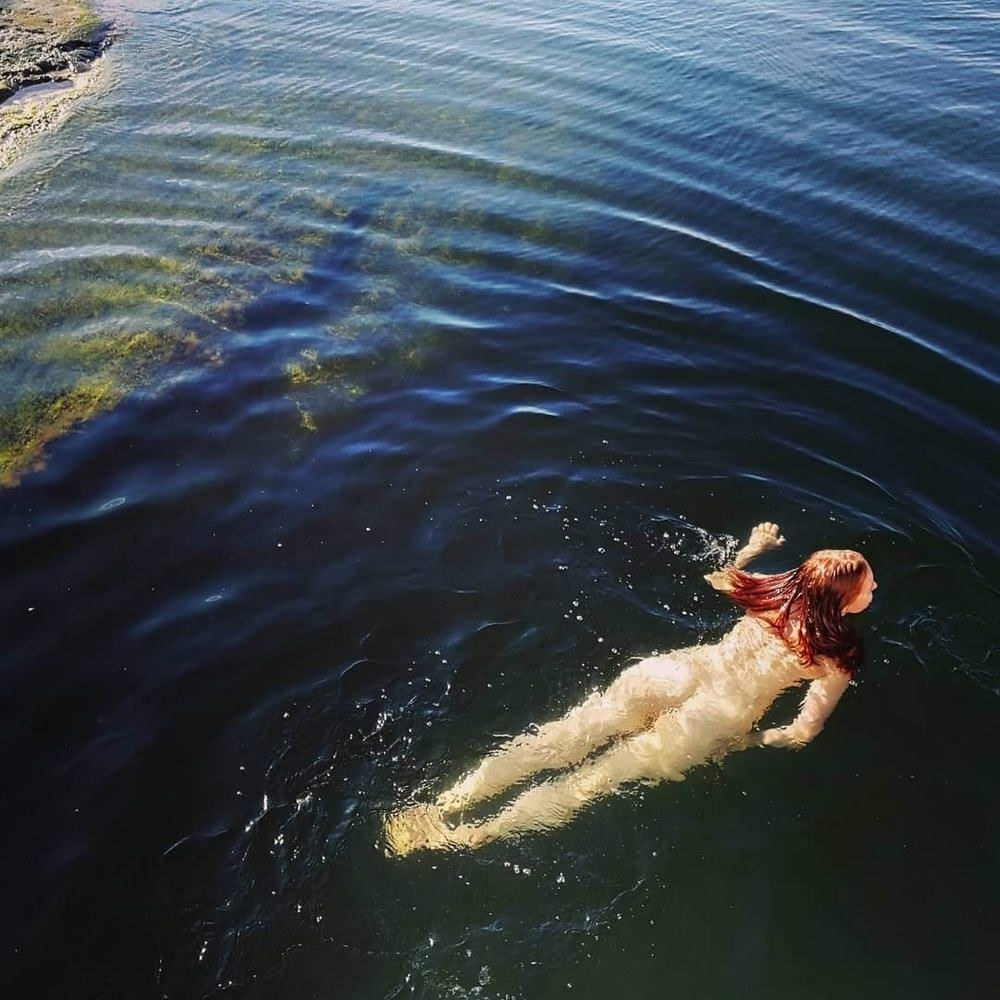 Nadar en el mar con desnudo