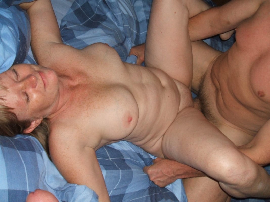 Parejas de edad avanzada en la cama desnuda
