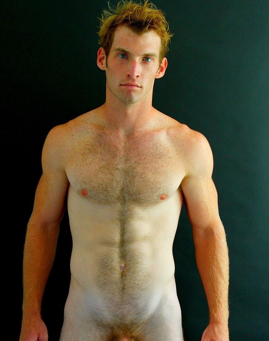 Hombres peludos rojos desnudos