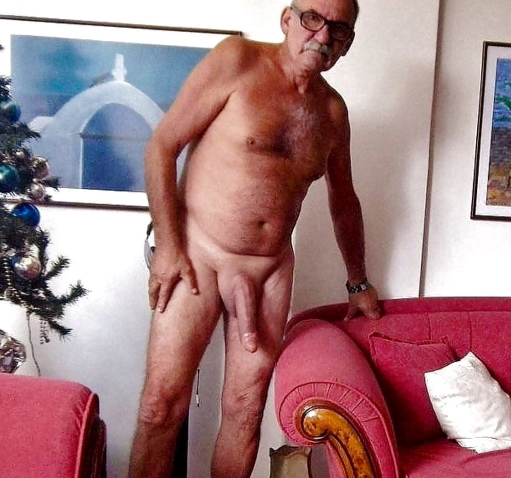 Viejo desnudo con grande