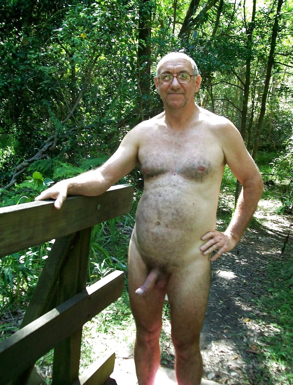 Viejos desnudos sin bragas