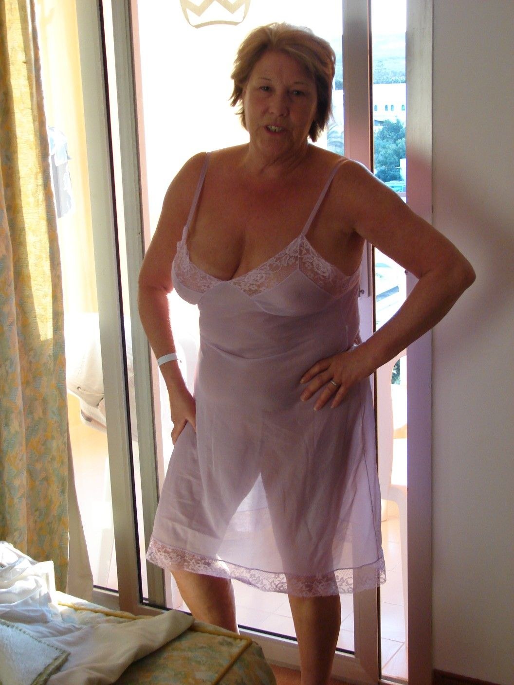 Abuela en un camisón transparente