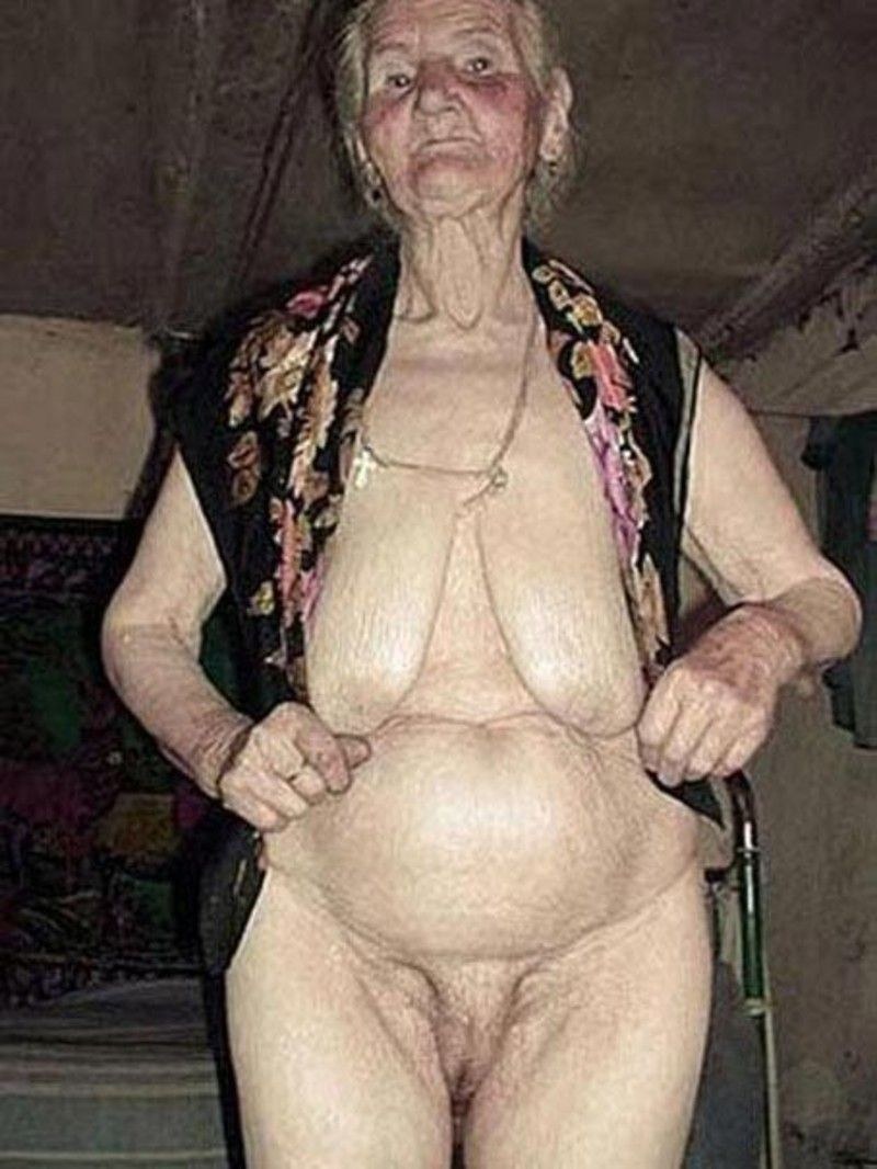 Anciana arrugada desnuda