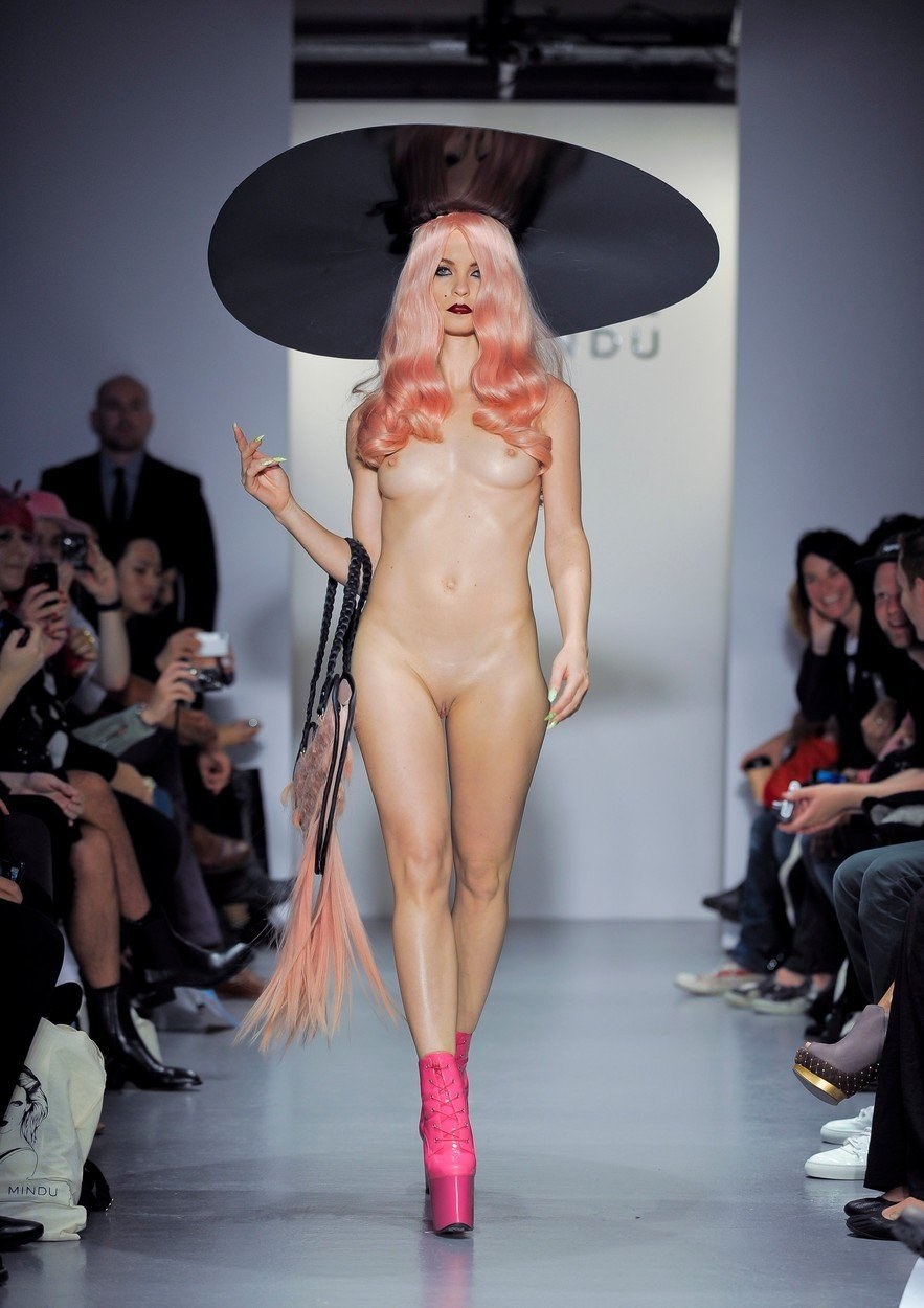 Moda desnuda Charlie le Mind